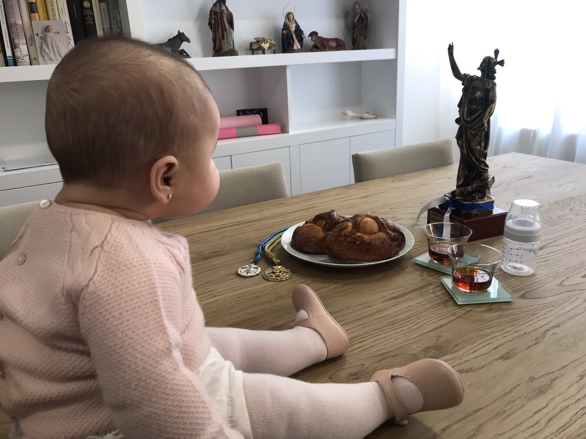 Ya lo tengo todo preparado para el Cabildo de las Monas de <a href="/resucitadocarta/">Cofradía Resucitado</a> más especial que nunca con una nueva resucitada y sin salir de casa. Ella no le quita ojo al Cristo
#CabildodelasMonasdesdeCasa

(el bibe es de atrezzo y el segundo chato de vino también es para Julio 😅)