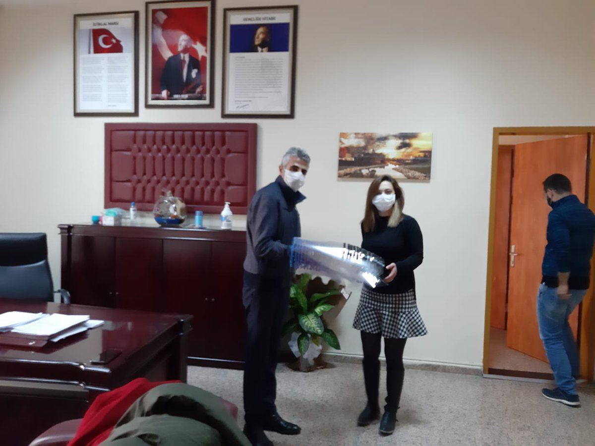 yuksekova_mem's tweet photo. İlçemiz  Robotik Kodlama atölyelerinde  üretimi  yapılan ve sağlık personelimizin ihtiyacı olan yüz koruyucu maskeler Yüksekova Devlet Hastanesi Başhekimliğine teslim edildi.  @idrisakbiyik @osmandogramaci @BilalGr2 @canl_servet https://t.co/4RHel8Xqa2