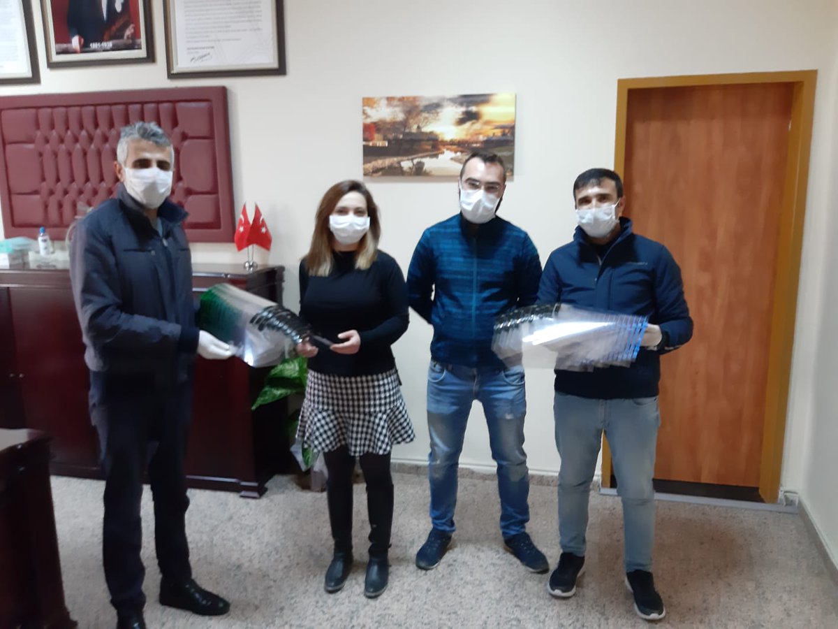 yuksekova_mem's tweet photo. İlçemiz  Robotik Kodlama atölyelerinde  üretimi  yapılan ve sağlık personelimizin ihtiyacı olan yüz koruyucu maskeler Yüksekova Devlet Hastanesi Başhekimliğine teslim edildi.  @idrisakbiyik @osmandogramaci @BilalGr2 @canl_servet https://t.co/4RHel8Xqa2