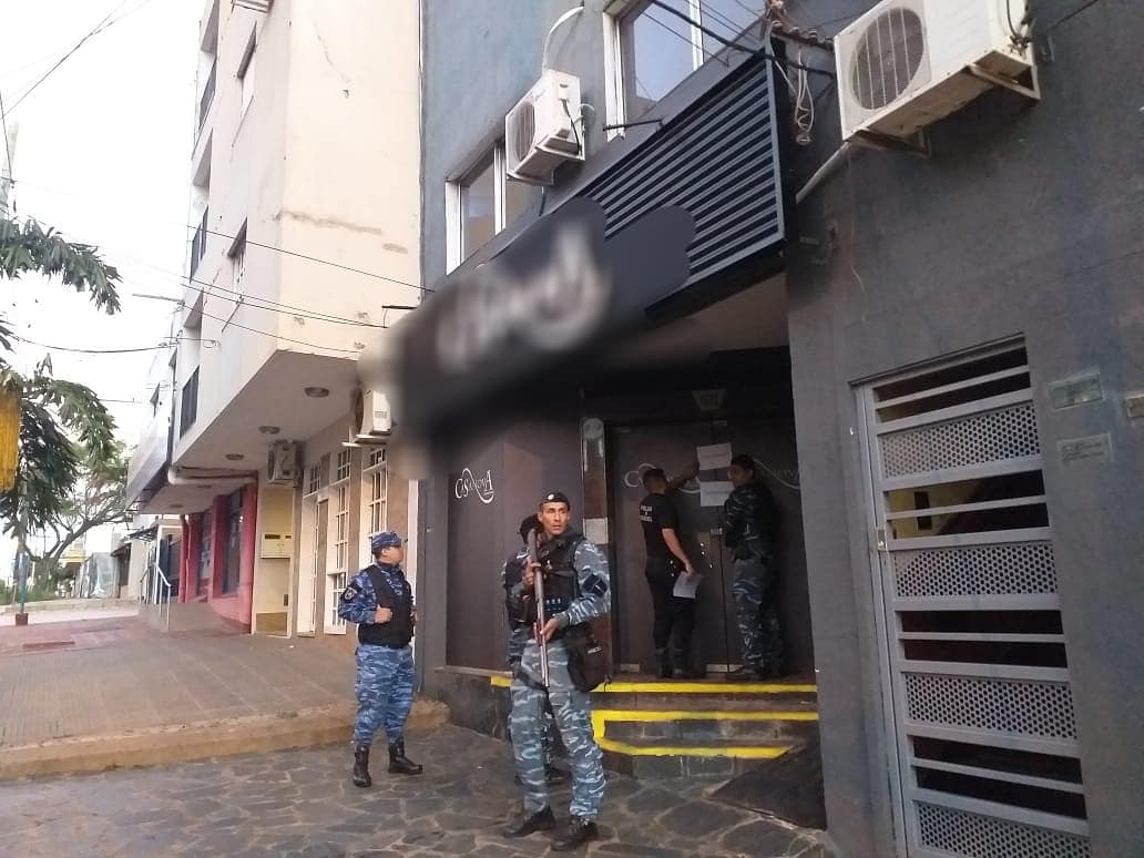 #POSADAS

Policías clausuraron un local bailable y demoraron a doce personas por violar la cuarentena

instagram.com/p/B-kMDkjpqLu/…