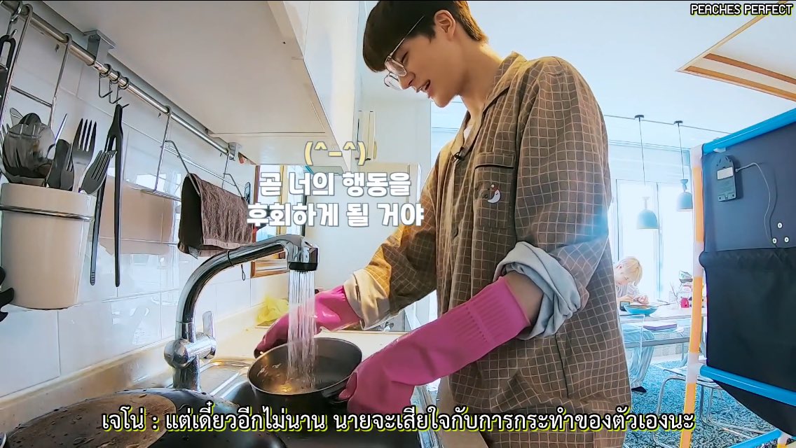 น้องเล่อปาลูกบาสของเล่นมาโดนเจโน่หลายครั้งตอนกำลังล้างจาน แล้วเจโน่ก็เลยตอบไปแบบนิ่ง ๆ เจโน่ลุคนนี้ไม่ชินเลย น้องเล่อต้องหยุดเล่นแล้วเดินเข้ามาหาทันที เจโน่ดุแค่นี้ทำไมชั้นกลัว ;—-;