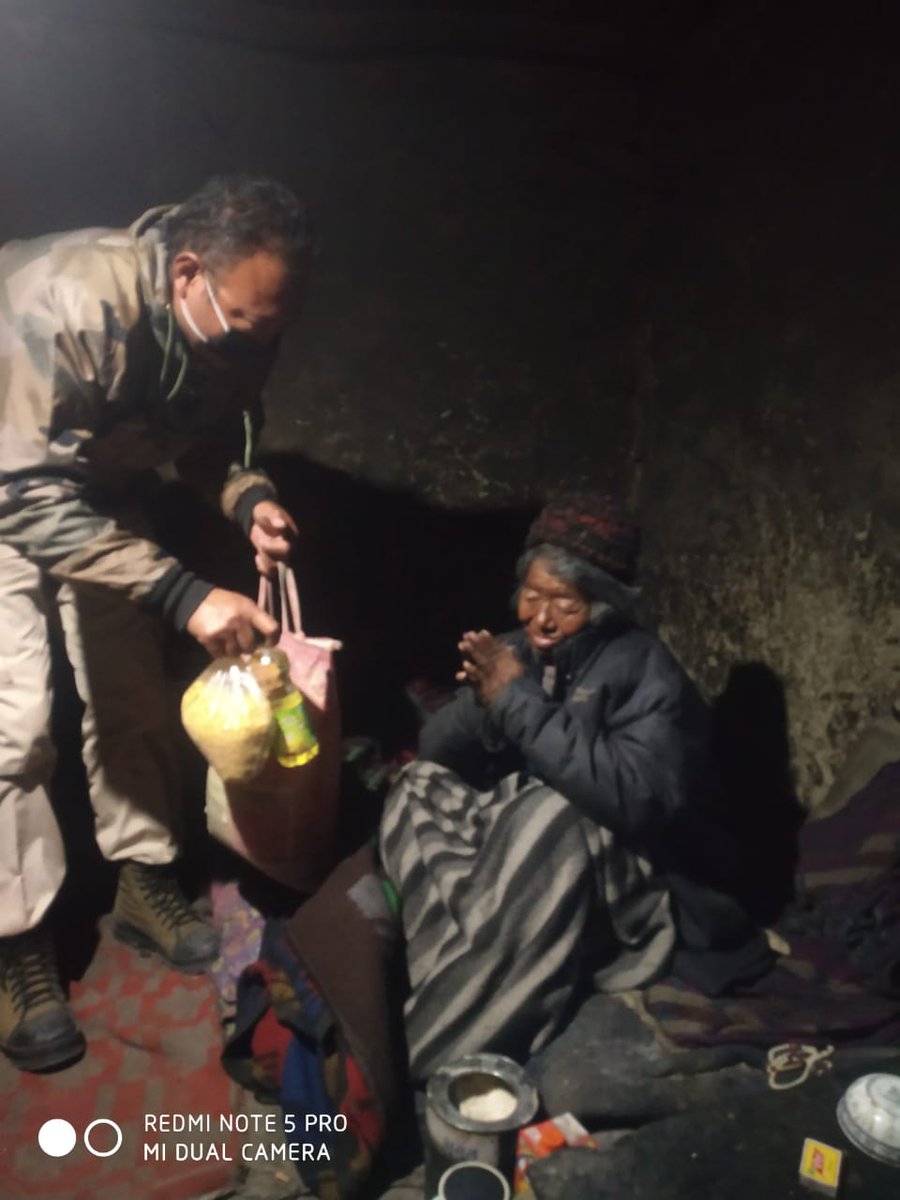 *Good work done by Police Post Panamik* 
*Extendinding a helping hand* 
Officials of Police Post Panamik helping an 85 years old lady by providing ration items at her home.
#Letsfight together#COVID-19
#Stayhome#Staysafe
 @ District Police Leh
 *Ladakh Police at your service 🙏