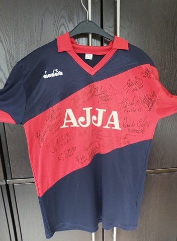 rfcliege's tweet photo. 🔛 Vente aux enchères n°4 du 04/04 🔴🔵
🛒 Maillot #RFCL-@SLBenfica du 26 octobre 1988
✍️ Dédicacé par #Waseige, #Machiels, #Ernes, #Quaranta, #Varga, #Veyt, #Houben, #Habran, #Giusto, #Quain, #Malbasa, #Stojic, #Gusbin, #Houard, #Wegria
➡️ https://t.co/kAlaEq7jRC https://t.co/frHE8RqWlJ