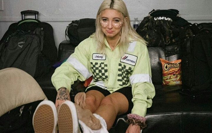 Jp Saxe People için son röportajında Julia ile birlikte bazı noel şarkıları yazdığını belirtti.Karantina sırasında onun hakkında öğrendiklerindende konuştu