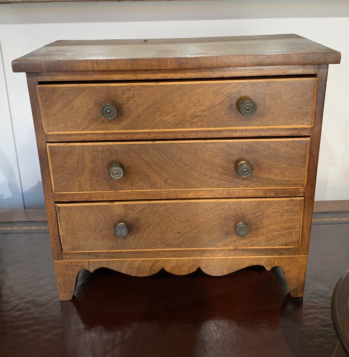 TudorAntiques's tweet photo. Lovely #apprenticepiece #miniaturechestofdrawers #tudortoseantiques #petworth @PAADA_Petworth @PetworthUK https://t.co/pyp1d980XI