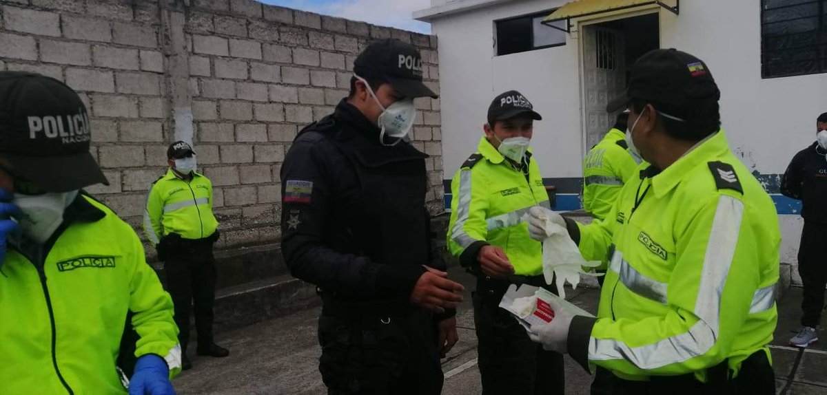 PoliciaEcuador's tweet photo. ANTE EMERGENCIA SANITARIA ||
En #Tungurahua, se realizó la entrega de kits de protección (guantes, mascarillas, jabón líquido y gel antiséptico) a los servidores policiales del #DistQuero #QuédateEnCasa #Covid_19 https://t.co/DpdDNbpQ4Z