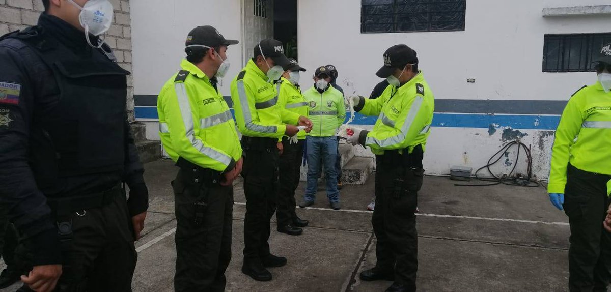 PoliciaEcuador's tweet photo. ANTE EMERGENCIA SANITARIA ||
En #Tungurahua, se realizó la entrega de kits de protección (guantes, mascarillas, jabón líquido y gel antiséptico) a los servidores policiales del #DistQuero #QuédateEnCasa #Covid_19 https://t.co/DpdDNbpQ4Z