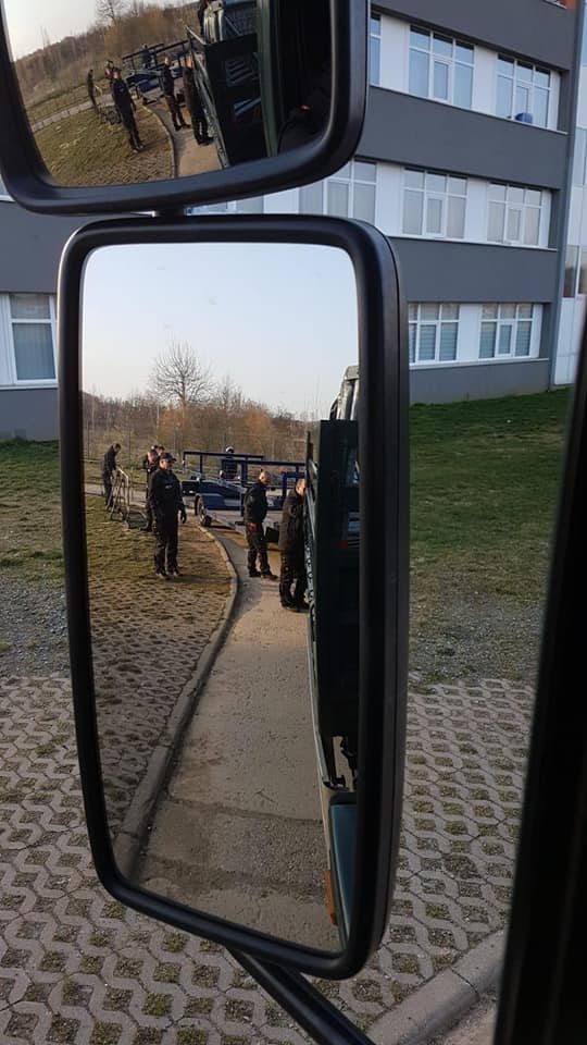 #Halberstadt: In einer facebook-Gruppe von #Neonazis aus Querfurt tauchten Fotos aus einem Polizei-LKW auf, die das Aufstellen von Gittern in der Zentralen Aufnahmestelle (#ZAST) zeigen. Heute kam es dort u.a. zu Security-Gewalt in Folge eines Hungerstreiks. #ExtremeSicherheit