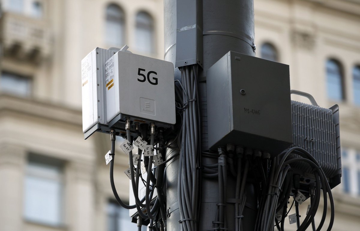 verge's tweet photo. British 5G towers are being set on fire because of coronavirus conspiracy theories https://t.co/g8w5jjVQeV https://t.co/NfsSgY6A5u