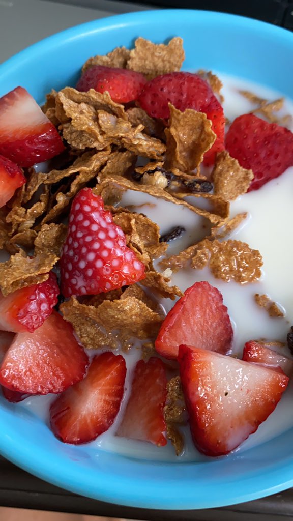 MJTorres1230's tweet photo. One handed breakfast. #thefoodguy 🍓🍓🍓

@GruntTalksMLB @YankeeReport28 https://t.co/xeMpxaa34J