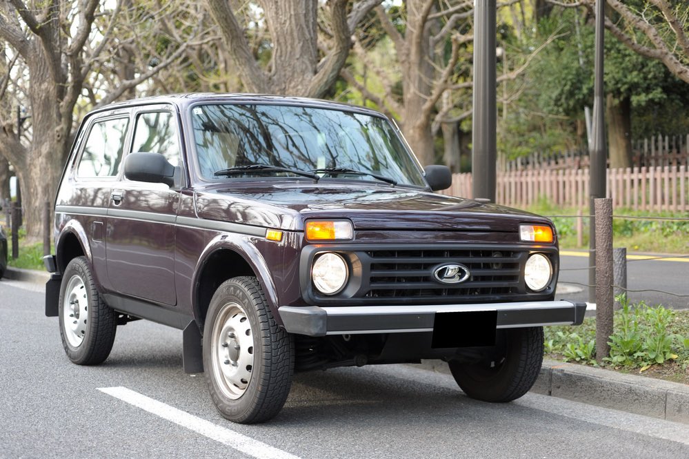ルパルナス 17年モデル レアカラーの赤入荷 ラーダニーヴァ ワンオーナー極上中古車 諸費用オールイン225万円 軍用車 自衛隊 ミニタリー 特殊車両 アウトワズ フィアット アウトドア サーフィン ワズ ラーダ クロカン ロシア車 ラーダニーバ