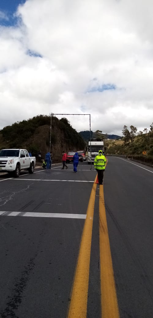 PoliciaEcuador's tweet photo. En #Tungurahua personal del #DistQuero junto con autoridades locales se encuentran desinfectando todos los vehículos que ingresen a la provincia a fin de evitar la propagación del #COVID19ec #QuédateEnCasa https://t.co/jRKSkicMfX