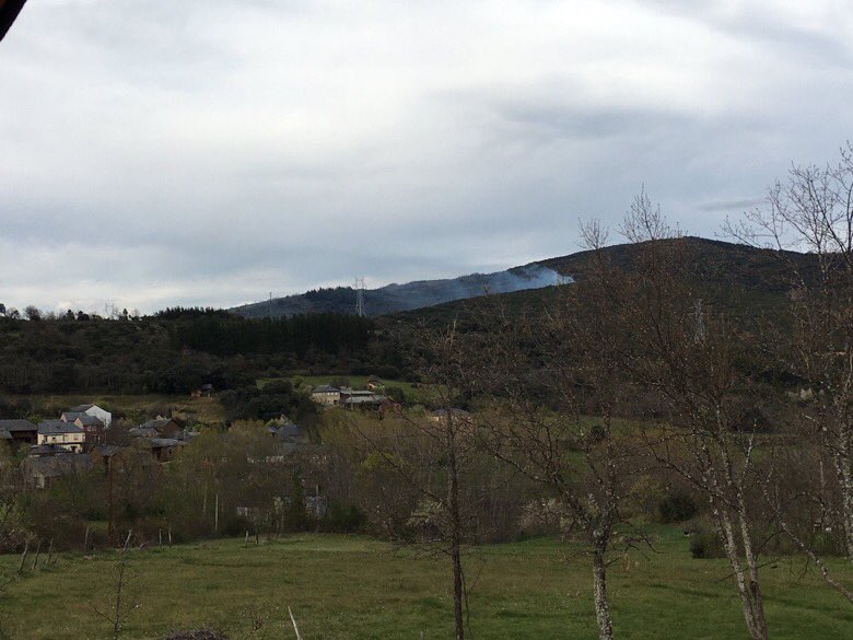IncendiosES's tweet photo. #CYL | Activo #IF en Toreno, zona el Bierzo #León. HT seguimiento #IFToreno https://t.co/VZeHmUniV0