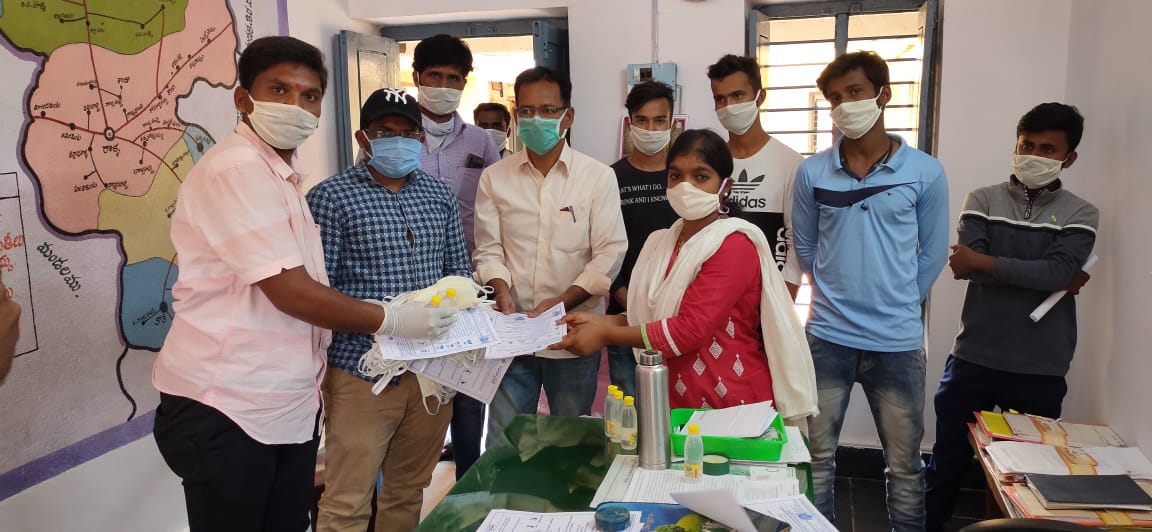 SriAnantapur's tweet photo. Today #5000_Mask,#Sanitizer Awareness #pamplet about #CoronoVirus Distributed by #Sri_Manjunatha_Charitable_Trust @Rolla_MROOffice #throughout #Rolla_mandal with my Team. @ChandruduIAS @ysjagan @ahvrofficial @Iamumaa @IPR_AP @SRKRSajjala @MadakasiraYCP @AjeyaKallam @gkd600 @ncbn https://t.co/kvWOAJPvhs