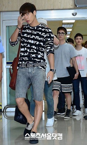 how he can looks like a daddy so much even in shorts lmao
