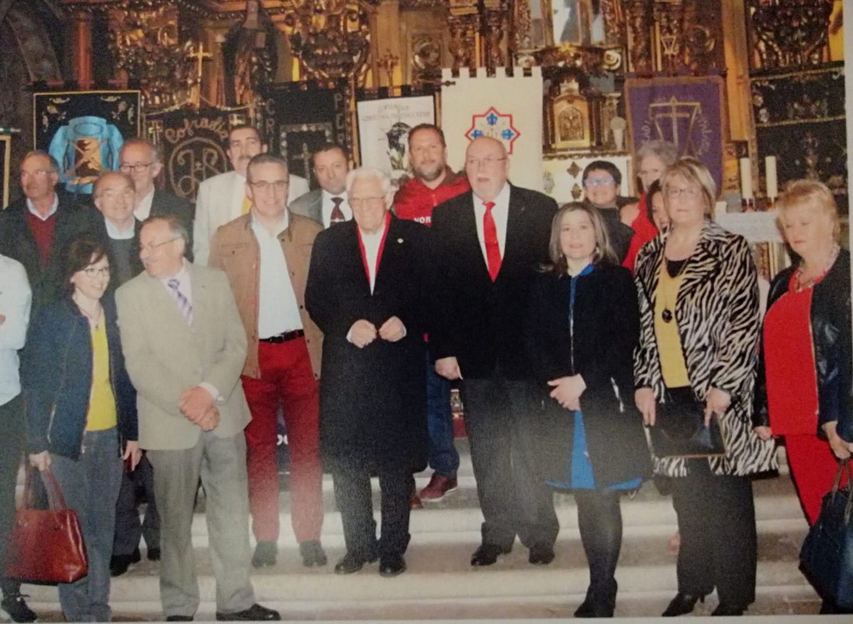 Hoy estaríamos pregonando la S. S, por desgracia estamos pregonando no salir de casa y a las 8 salir a las ventanas para aplaudir a los verdaderos héroes de estos días, no los cofrades, sino los sanitarios y tantos otros que son los que de verdad hace este año la Semana Santa