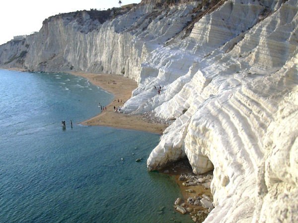 percontomio70's tweet photo. "C'è un posto nel mondo dove il cuore batte forte, dove rimani senza fiato.......dove il tempo si ferma e non ha più età" !!!

(Alda Merini.  Scala dei Turchi, con la sua candida Falesia nell' azzurro del mare. Realmente)  Sicilia https://t.co/eMKU2nrlmI