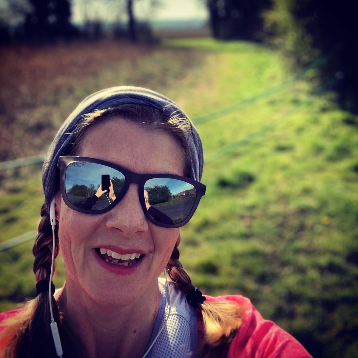 MarathonMum2's tweet photo. A beautiful morning run, not been motivated recently what with work #nhs but loved getting out again, not #londonmarathontraining but still headspace. The girls were happy to see me go, maybe they know it helps! #londonmarathon2020 #runningmotivation #ukrunchat #run #runningmum https://t.co/dkpy9Q8nCx