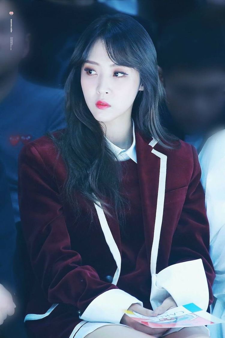 monflowercouple's tweet photo. This hwasa.          With this MoonByul https://t.co/37bxVKSrQp