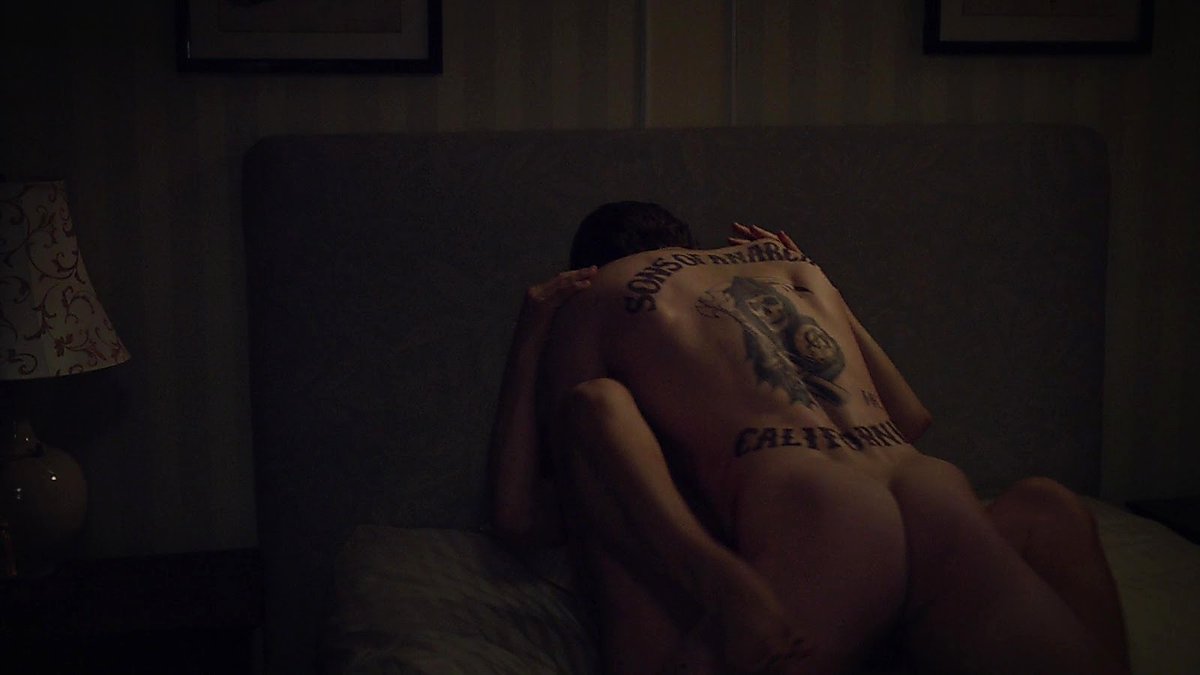 Charlie Hunnam Mostra Il Sedere in Sons Of Anarchy S06E01. 