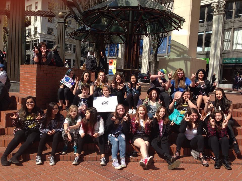 SceneGamerr's tweet photo. @5SOS this day 5 years ago we got together in Oregon for you🥰 we played down by the banks and sang your songs across town😂 @Michael5SOS @Ashton5SOS @Calum5SOS @Luke5SOS god I miss this https://t.co/PmRxy6jW6v