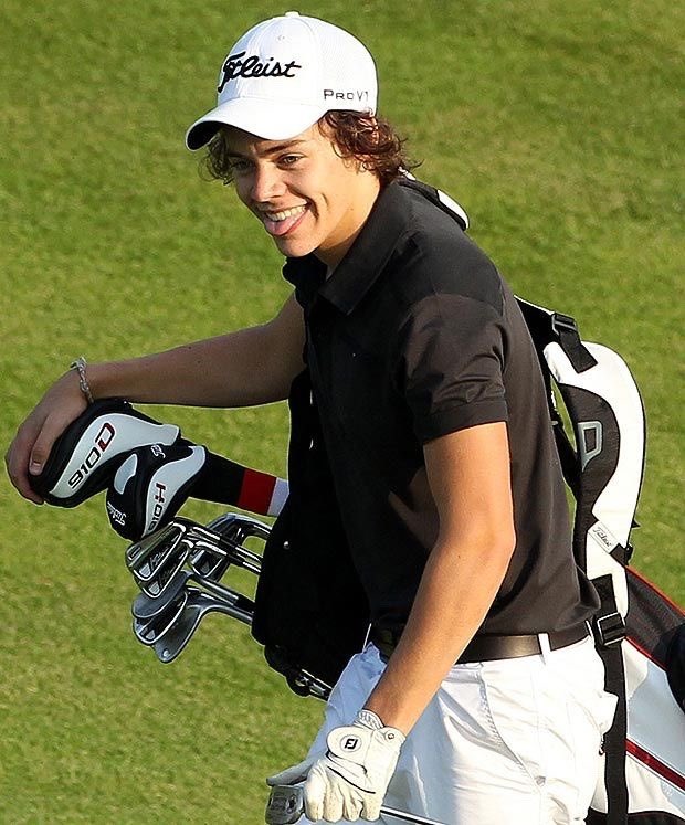 paynosa's tweet photo. vcs conseguem imaginar o harry jogando golfe hoje em dia???????? as vezes eu sinto que essas fotos foram um sonho coletivo https://t.co/dXdI2jgEYu