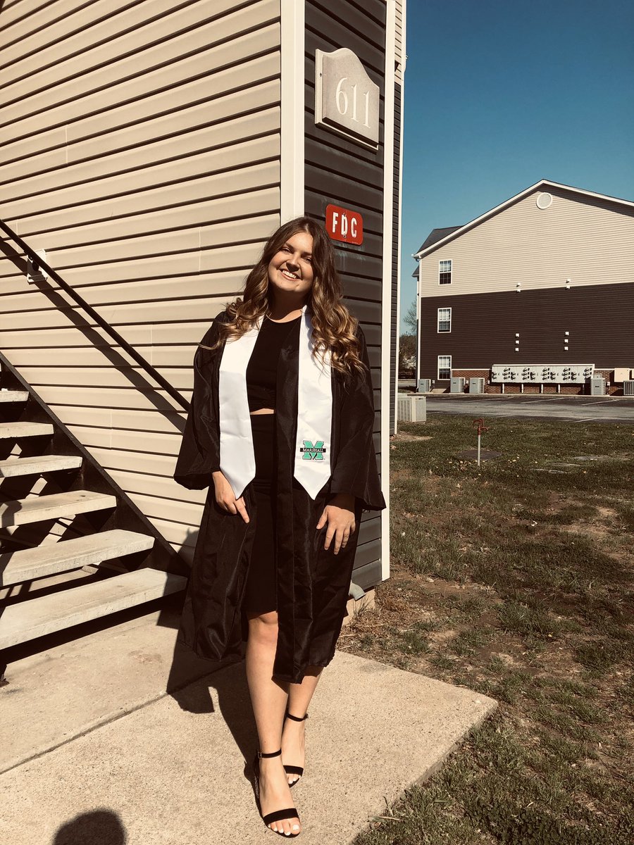 Jam_liz123's tweet photo. Ya girls graduating (idk how) 👩🏼‍🎓🥺🎊 https://t.co/LfPaw6USoF