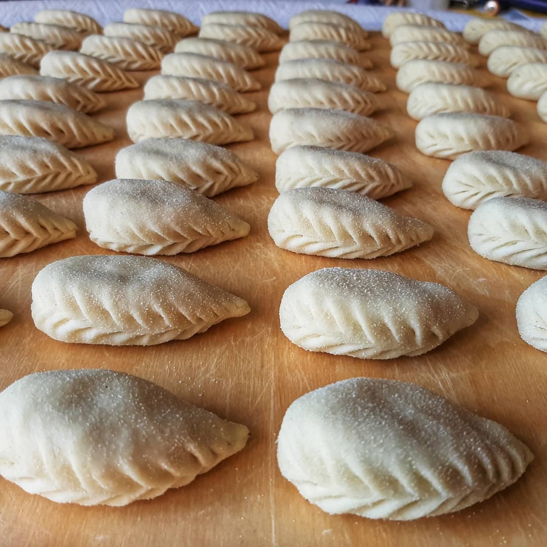 ScuolaDiPasta's tweet photo. Oggi #culurgiones 
#ioimpastoacasa #iorestoacasa #cagliari #sardegna #sardinia #handmadepasta https://t.co/H7NqDgnYme