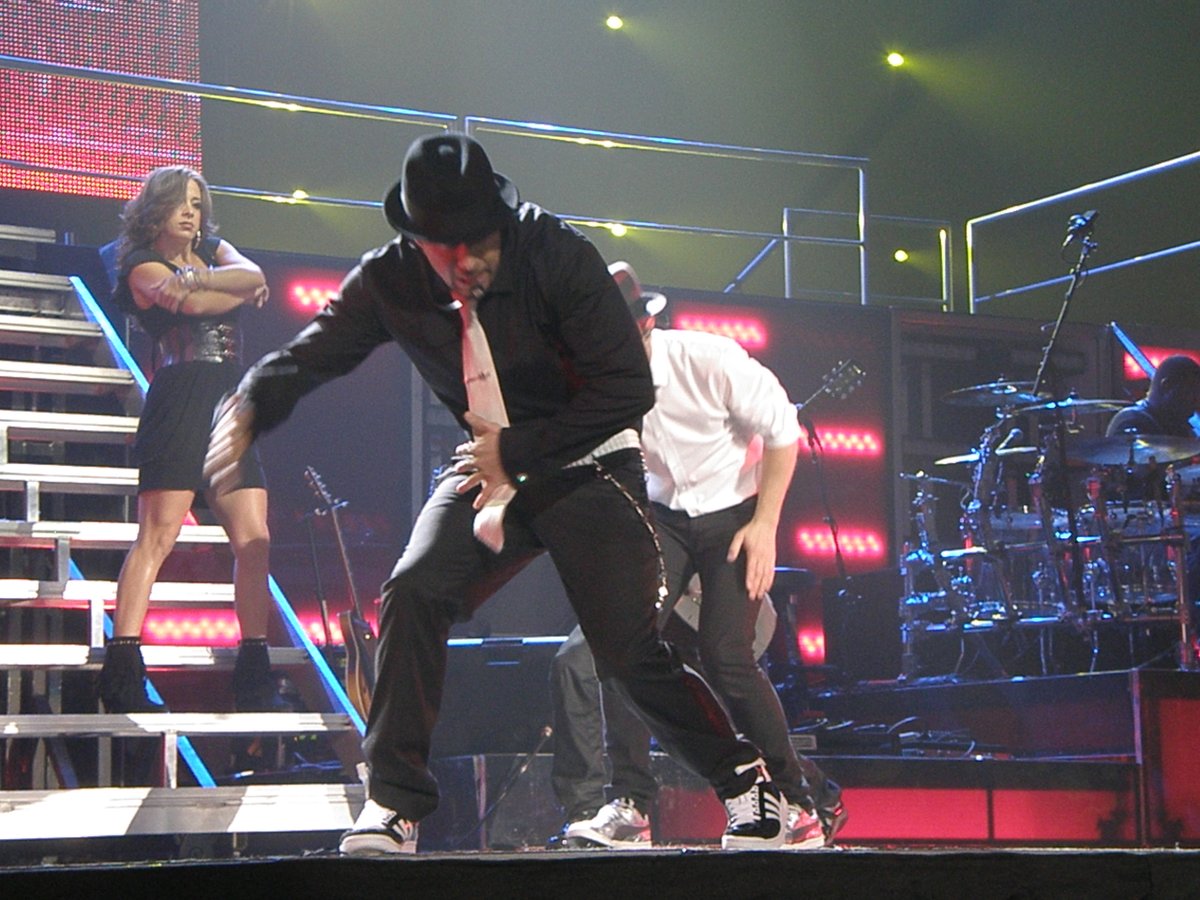 HiDLine's tweet photo. #NKOTBGrandRapids4_4_09 #FirstTimeFrontRow Some @nkotb Dirtry Dancing https://t.co/RY0D3mzQ6i