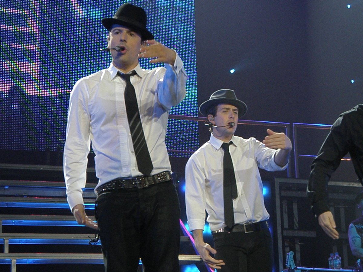 HiDLine's tweet photo. #NKOTBGrandRapids4_4_09 #FirstTimeFrontRow Some @nkotb Dirtry Dancing https://t.co/RY0D3mzQ6i