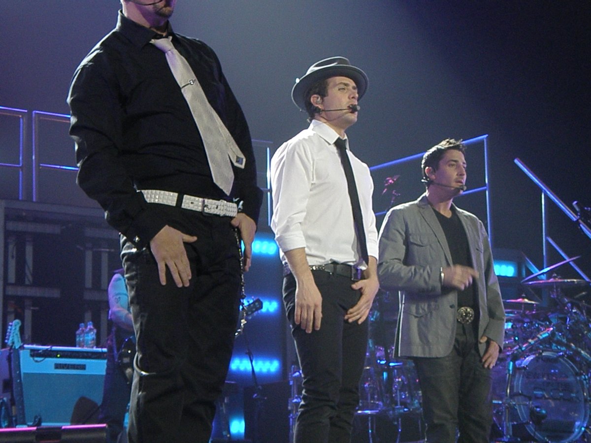 HiDLine's tweet photo. #NKOTBGrandRapids4_4_09 #FirstTimeFrontRow Some @nkotb Dirtry Dancing https://t.co/RY0D3mzQ6i