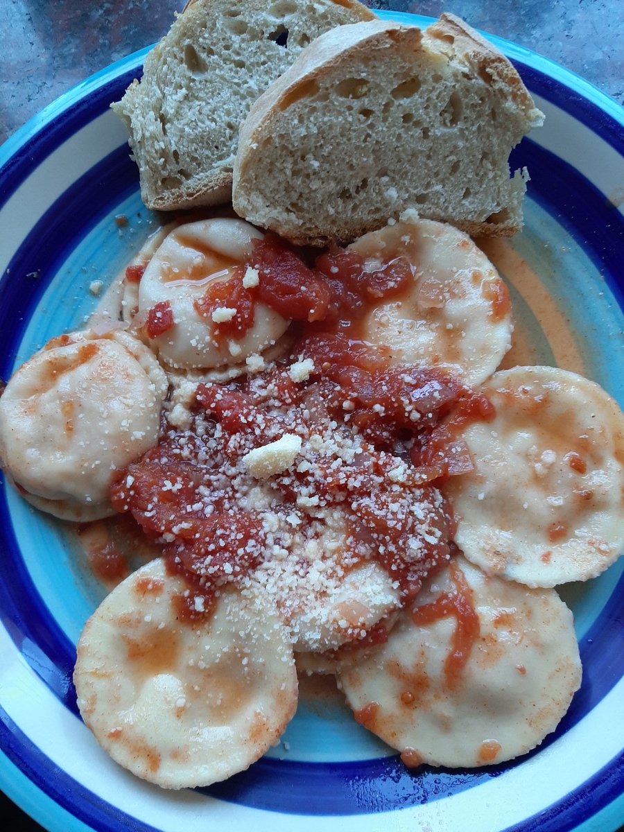 AndreaAlvarezAA's tweet photo. Perdón, les tengo que mostrar los sorrentinos de calabaza y queso y el pan de masa madre de @CocinaIntegrada porque es de lo mas rico que comí ultimamente y merece ser compartido. Fue un regalo que me hizo mi amigo @PichisRock en esta cuarentena. Lo máximo. https://t.co/b7baMNpfoH