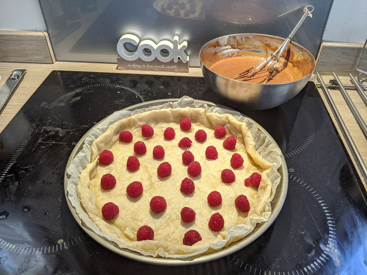 BobbyMacGee's tweet photo. Work in progress 🤤😋
Tarte moelleuse au chocolat et framboise incoming !
#confinementjour18 #FatWeekend https://t.co/1QsNVVhJzZ