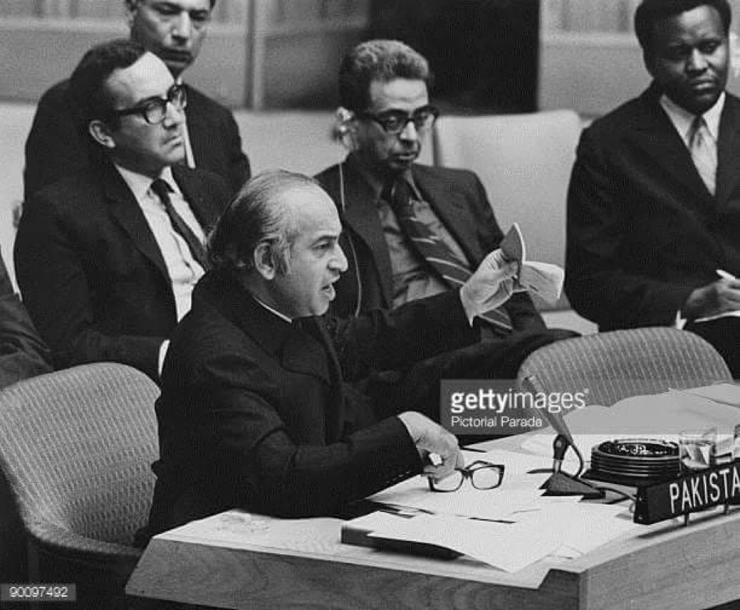 Bhutto is guilty of a treacherous rejection of the Polish ceasefire resolution in December 1971, he is guilty of instigating the surrender of 30,000 soldiers in East Pakistan as a way to discredit Yahya Khan & pave his own way to power. #SalaamBhutto  #ZindaHayBhuttoZindaHay/3