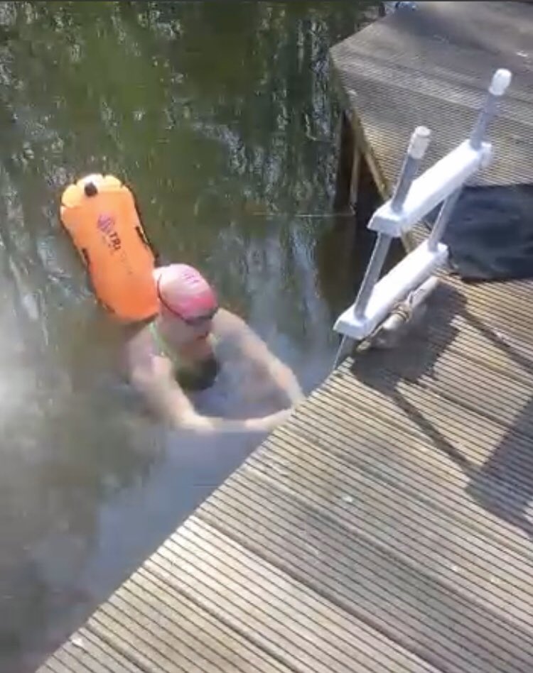 Juttepeer75's tweet photo. De 1e koudwater sessie zit er op! Buiten water 9,5 graden, in badpak 5 minuten er in. Verrekte koud! 🥶
Wel trots op mezelf. Voel me herboren! 🙏😊👌
#openwaterswimming #believe #coldwatertraining #icebaby #waternimfje #proud #positivevibes #wimhofmethod #breathingthrough https://t.co/uWRJbaQAXQ