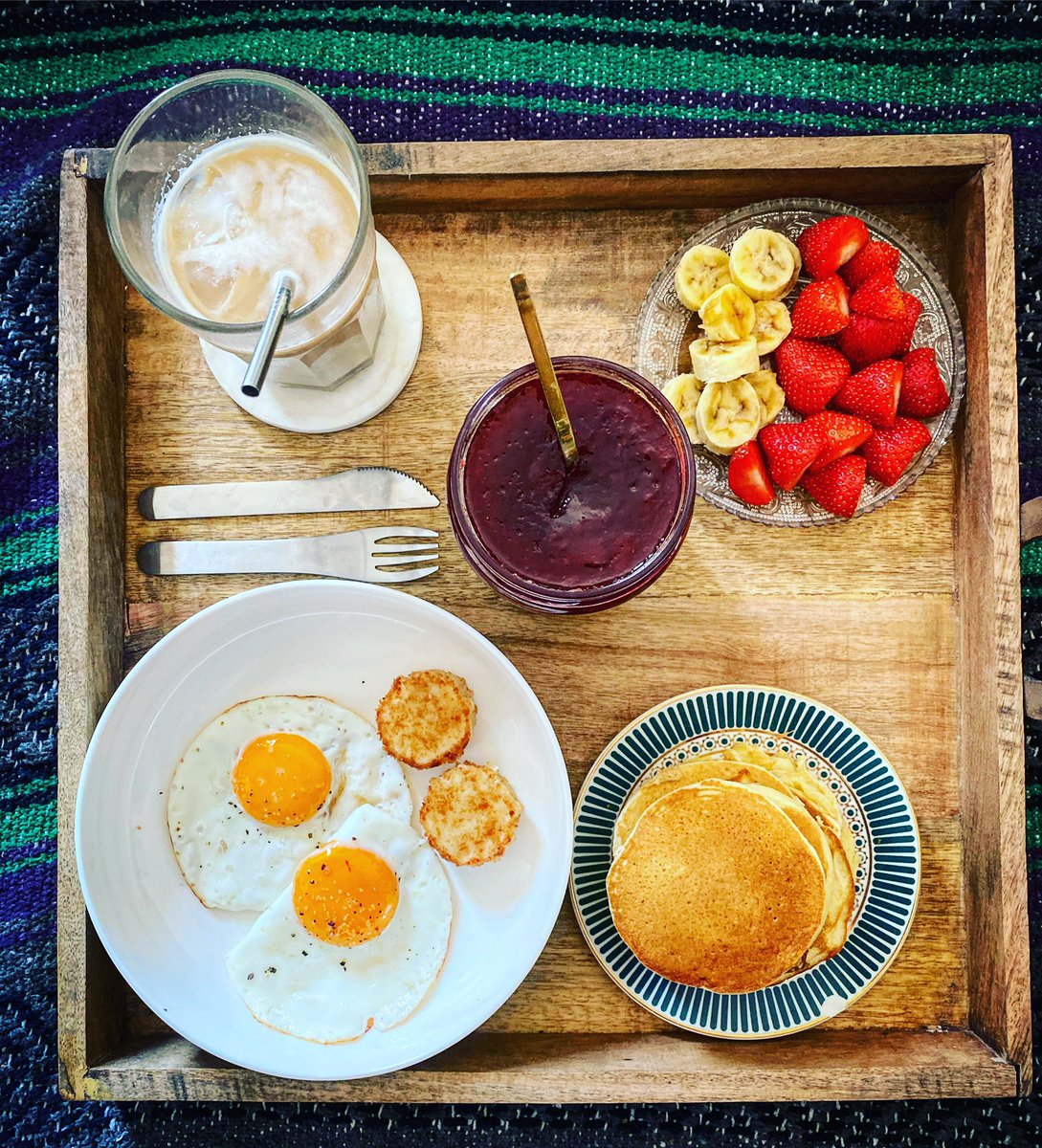 ZeBobbyGorgeous's tweet photo. Bon sinon aujourd’hui je me suis fait un petit brunch ce matin ;) Et des cookies aussi ! #Confinement #ViveLaBouffe https://t.co/5VYIuCCnuO