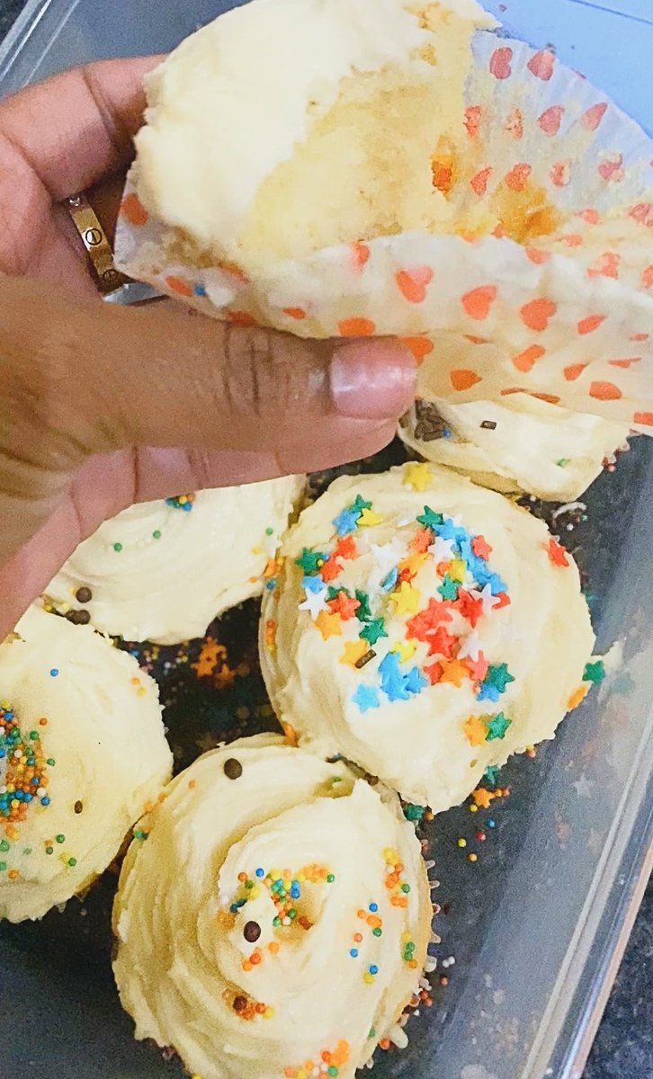 I made cupcakes today! How cute??! 😁😁😍😍 Don’t judge my icing and decorating skills. 😂😁🥳 #Day9ofLockdown