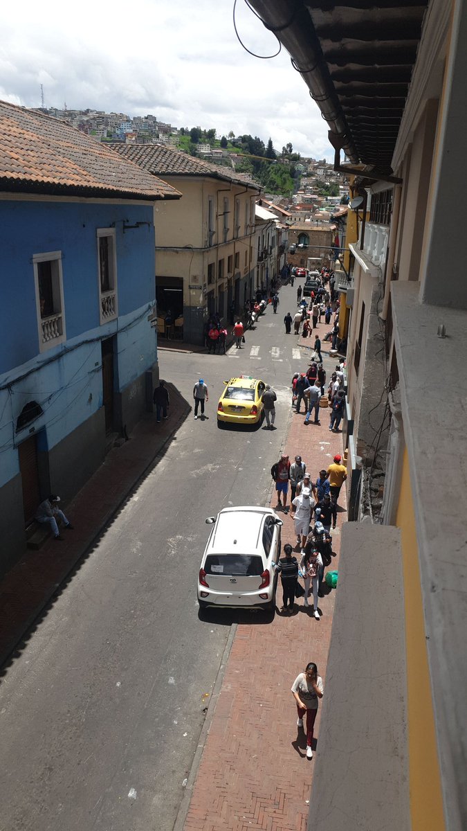 mrjohn_zzu's tweet photo. @LoroHomero @MunicipioQuito Señor alcalde la gente en el centro sale a las calles como si nada pasa, por favor más control. https://t.co/N8K3AgNsJC