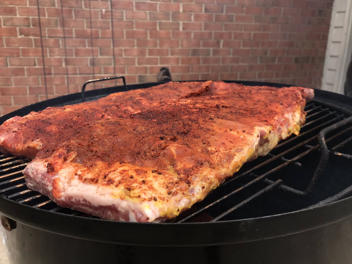 GiantLB56's tweet photo. #StayatHomeandBBQ #weber #webersmokeymountain #vabbq #wsm https://t.co/RKCPebFQg6