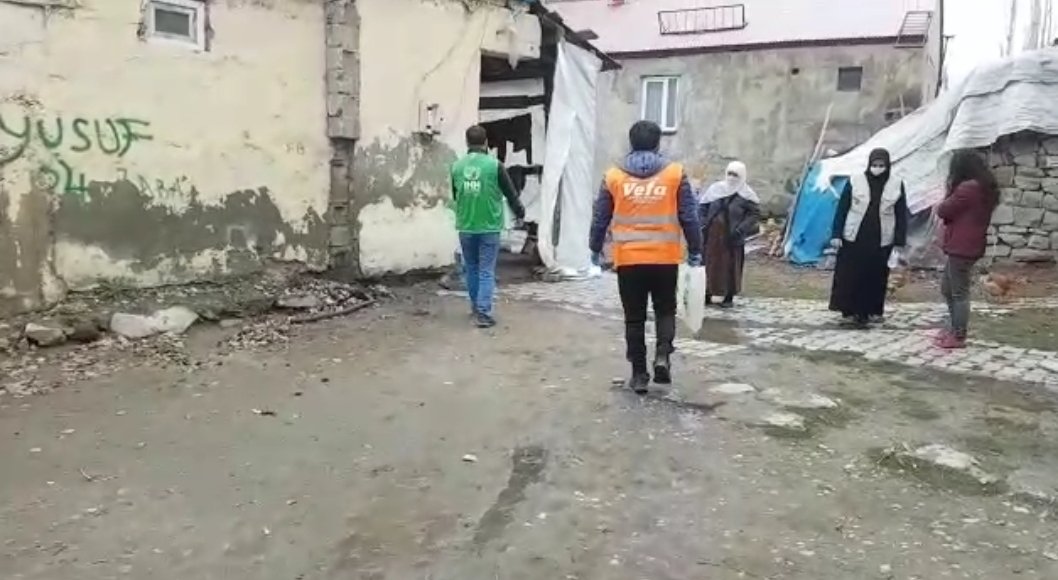 Ağrı Valiliği bünyesinde kurulan Vefa  Sosyal Destek Grubu kamu kurum kuruluşları ve Sivil Toplum Kuruluşları ile halkımızın yanında.<a href="/TC_icisleri/">T.C. İçişleri Bakanlığı</a> @AgriValilik <a href="/ihhinsaniyardim/">İHH</a> @agribelediyesi_ <a href="/Kizilay/">Türk Kızılay</a> <a href="/Besirdernegi/">Beşir Derneği</a> <a href="/DiyanetVakfi/">Türkiye Diyanet Vakfı</a>