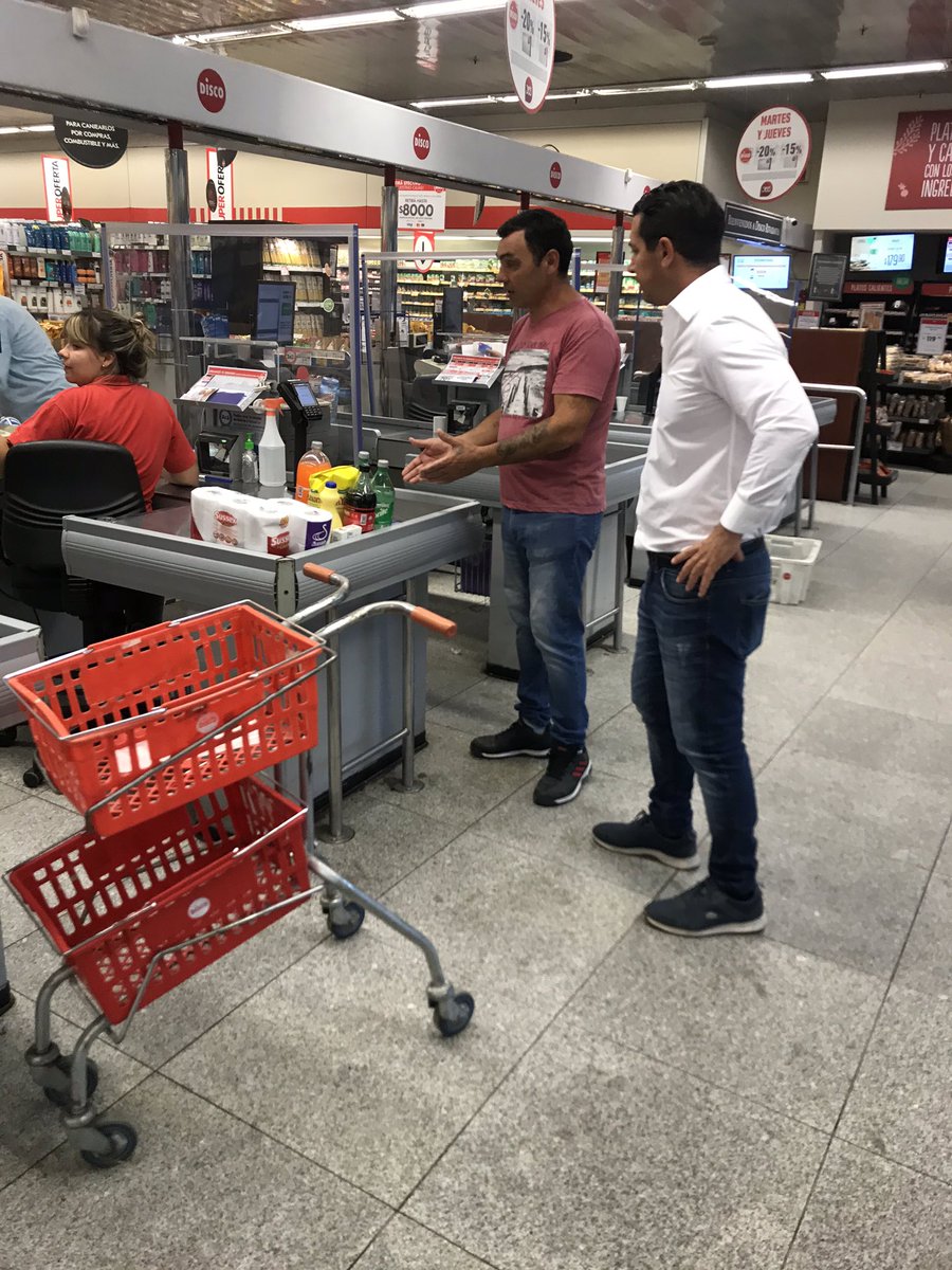 StreamComercio's tweet photo. En la recorrida pudimos hablar con varios compañerxs y nos expresaban la importancia de tener los elementos esenciales en las sucursales para poder trabajar con más seguridad . ( Máscaras, Barbijos quirúrgico, alcohol y guantes) no deben faltar en ningún supermercado 😷🧤🥽🧴 https://t.co/QufawT4XU4