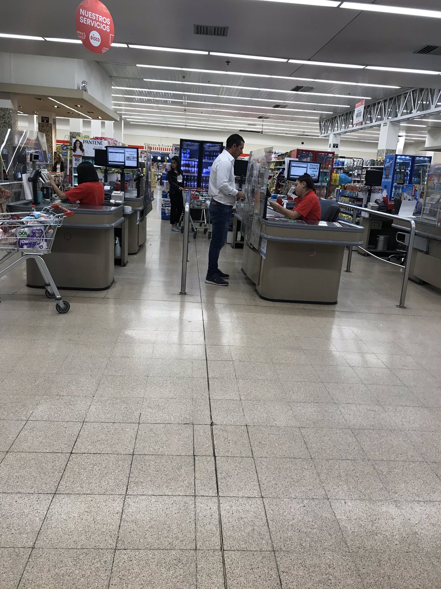 StreamComercio's tweet photo. En la recorrida pudimos hablar con varios compañerxs y nos expresaban la importancia de tener los elementos esenciales en las sucursales para poder trabajar con más seguridad . ( Máscaras, Barbijos quirúrgico, alcohol y guantes) no deben faltar en ningún supermercado 😷🧤🥽🧴 https://t.co/QufawT4XU4