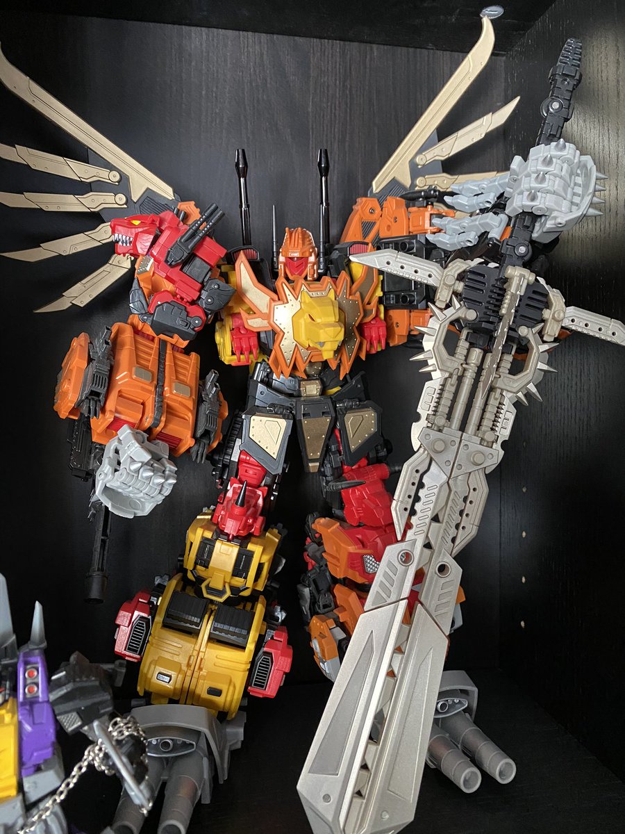 a little ramble thread about combiners and how we don’t always like the whole team.I love Predaking, for a long time my favourite combiner, but it was only the two cats that held my attention as individual bots. Then weirdly MMC Divebomb became my favourite from the set.