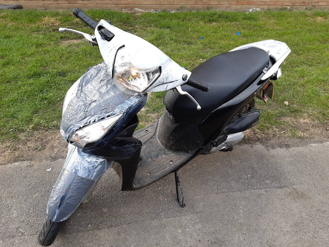 HumberbeatHULL's tweet photo. #Bransholme PCSOs come across this bike which they suspected was stolen. Further checks done qnd now one adult male in custody for theft of motor vehicle. He is now self isolating at Clough Custody. We take these offences wheely seriously! #OPYellowfin #PCSO7841 #PCSO7652 #PC1120 https://t.co/uGEvovIWUp