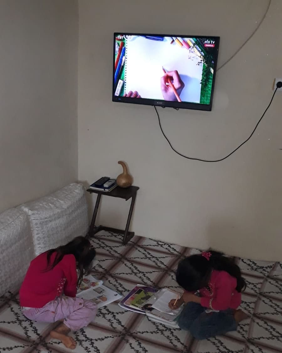 #öğrencilerimizevlerinde 
Peki ya sizin?
<a href="/IlkSiverek/">Siverek Böğürtlen İlk-Ortaokulu</a> 
<a href="/KuptepeO/">Küptepe İlkokulu-Ortaokulu</a> 
<a href="/egricay_ioo/">Eğriçay Ercan Koşan İlk/Ortaokulu</a>