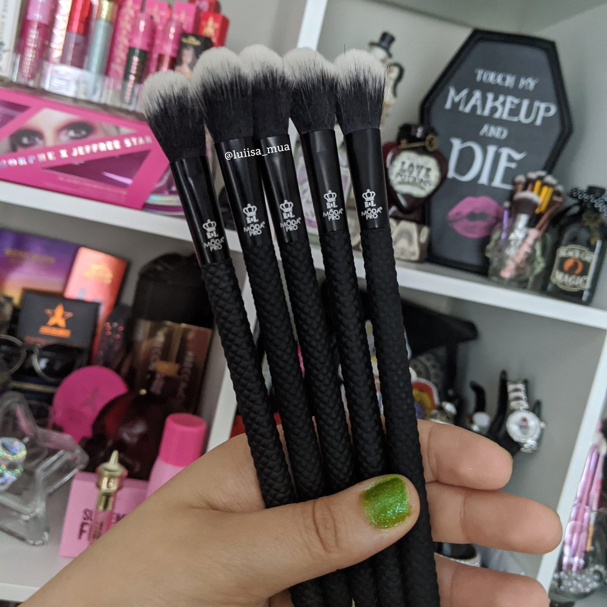 LuiisaMua's tweet photo. So how many @modabrush highlighting brushes are enough 🤔, idk I haven't figured that out 😎....
BMX-265 Glow brush
@RoyalLangnickel #modabrush #modabrushes #modapro #highlighterbrush https://t.co/yVRzZkv135