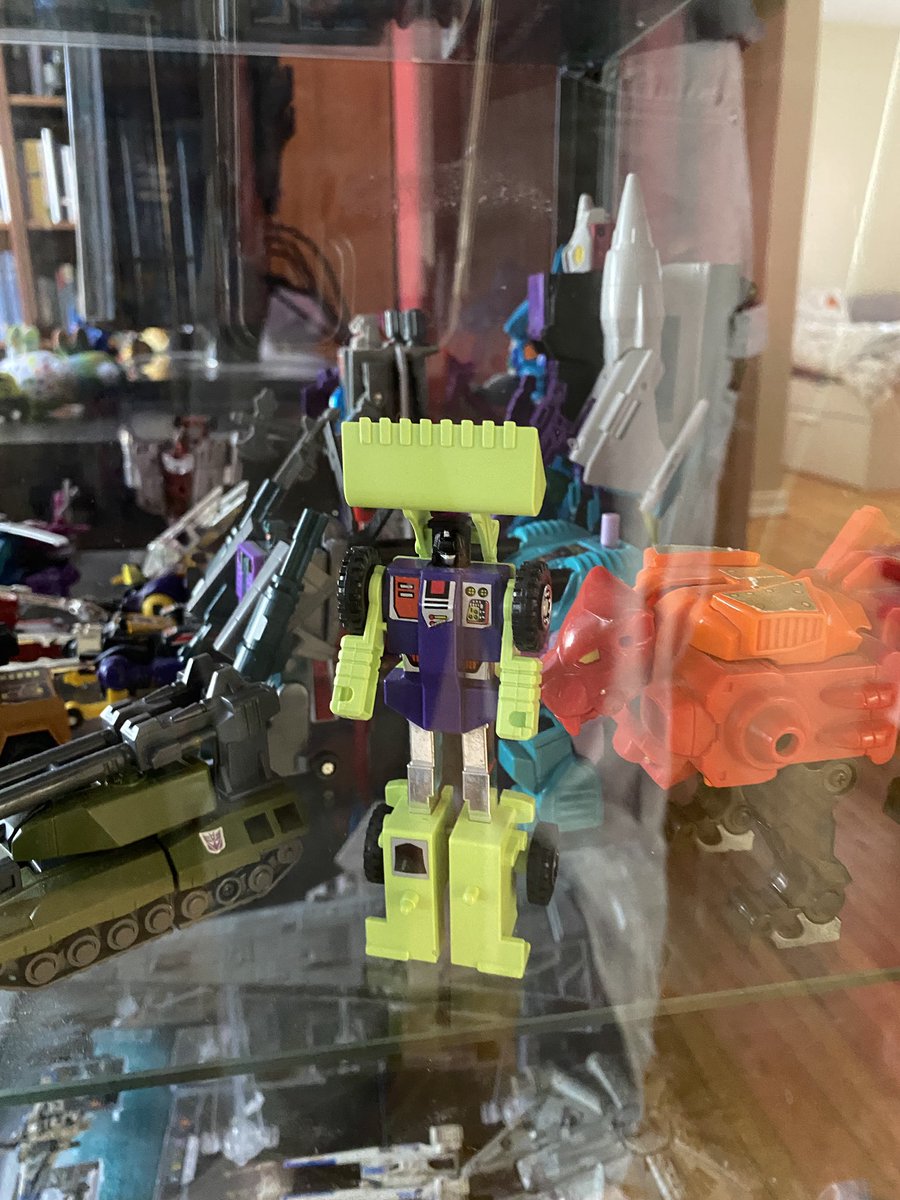 Oddly I do actually like devastator and all his bots. G2 Devy was my first combiner and I loved that little yellow mess. But beyond the DX9, which came as a set, I’ve never bothered to complete a new Dev I typically buy Scavenger and Scrapper, sometimes Mixmaster. 