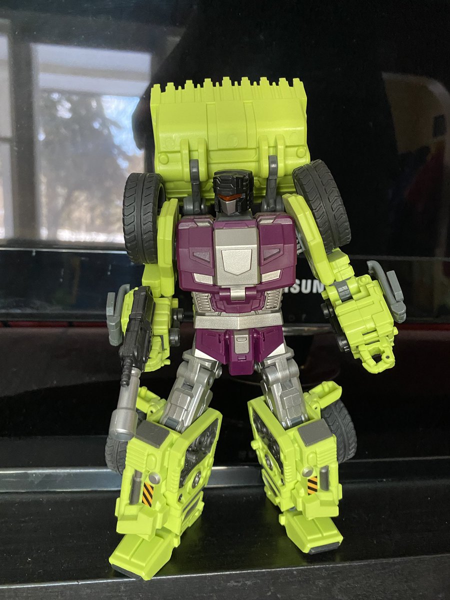 Oddly I do actually like devastator and all his bots. G2 Devy was my first combiner and I loved that little yellow mess. But beyond the DX9, which came as a set, I’ve never bothered to complete a new Dev I typically buy Scavenger and Scrapper, sometimes Mixmaster. 