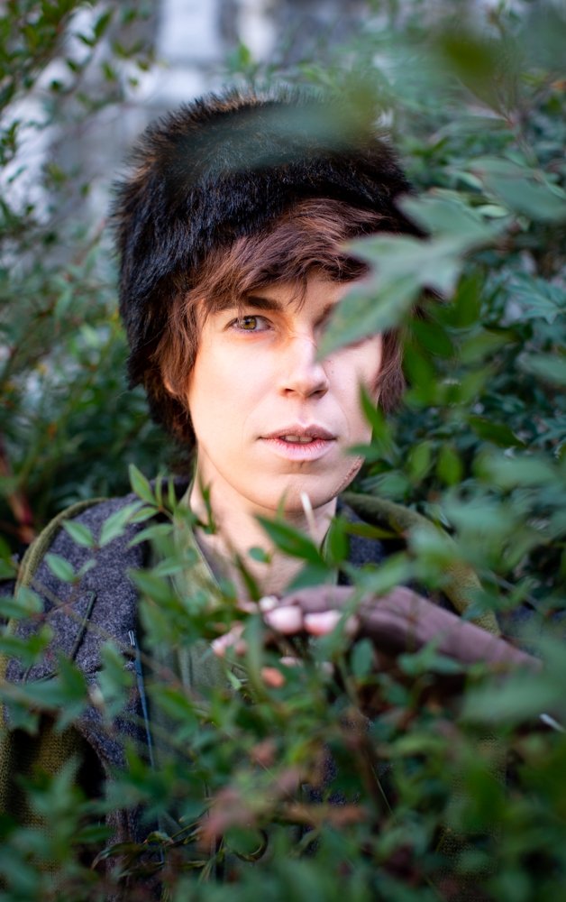 _sylbur_'s tweet photo. Same bush and expression WHOOPS that's on me

But!! Male vs Female cosplay is a fun comparison

@parttimecyclops for the Mal photo  @paraparapro for the Denna photo https://t.co/ksHvwf7uQ5