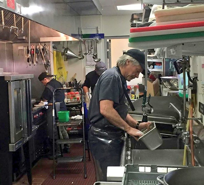 GratitudeDNA's tweet image. ชื่อJon Bon Joviน้อยคนที่ไม่รู้จัก(กูเกิลดู) ศิลปินที่มีมูลค่าทรัพย์สินสุทธิราว410ล้านเหรียญ แสดงคอนเสิร์ตมาทั่วโลกและล้างจานในครัวแจกอาหารคนจน..ครัวที่จัดตั้งขึ้นในรัฐนิวเจอร์ซี่(อเมริกา)ซึ่งเป็นบ้านเกิด ทุกวันนี้ยังทำอาหารเลี้ยงคนไม่เลือกเชื้อชาติและสีผิวท่ามกลางวิกฤตโควิดระบาด